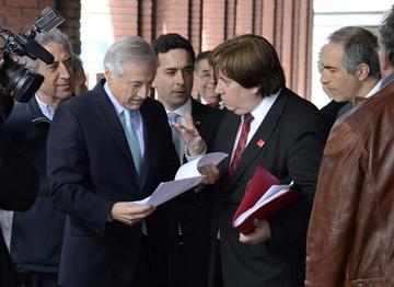 El canciller chileno Heraldo Muñoz reunido con diplomáticos de su país.