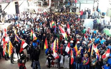Muchos pobladores del lugar participaron en el acto de La Palca. Foto: Guillermo Bullaín