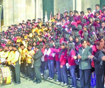 Los estudiantes y la banda entonando la canción patriótica.