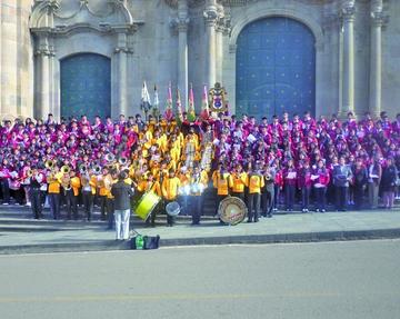 Alumnos cantan el Himno a Potosí