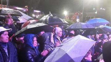 Llueve en Potosí mientras Luzmila Carpio sigue en el escenario.