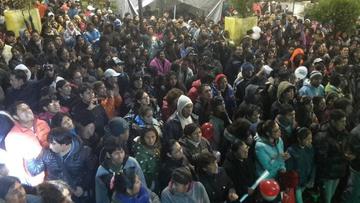 Llueve en Potosí mientras Luzmila Carpio sigue en el escenario.