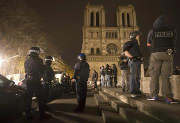 Oficiales de Policía patrullan en cercanías de la catedral de Notre-Dame.