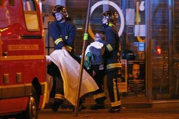 Atentados simultáneos dejan en París más de cien muertos