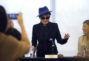Yoko Ono ingresa  al mundo del arte