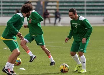 Los jugadores de la selección boliviana de fútbol Damián Lizio (d) y Fernando Marteli (i).