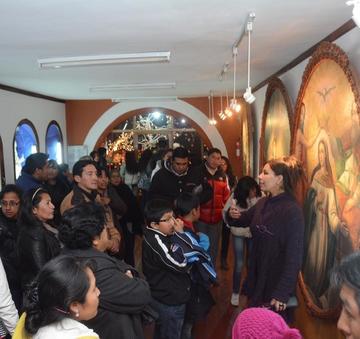 La gente escucha relatos del claustro de Santa Teresa.