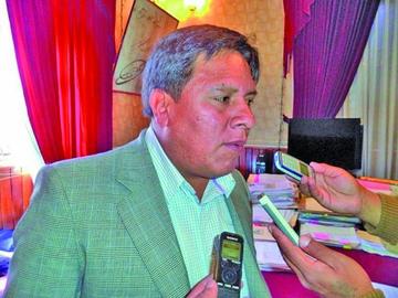 El alcalde del municipio de Potosí, Williams Cervantes, paraticipó de una reunión con funcionarios de Gobierno.