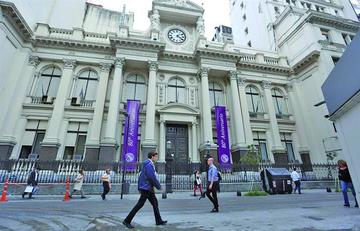 Allanan Banco Central de Argentina debido a una denuncia de fraude