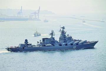 El crucero de misiles Moskvá, buque insignia de la Armada rusa, mientras pasa por el estrecho de Bósforo, cerca de Estam