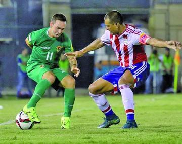 Damian Lizio (i) y Paulo Da Silva se enfrentan por el esférico