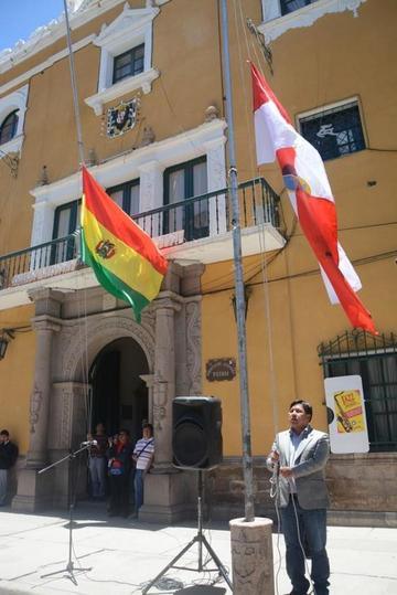 Se entona el Himno Nacional de Bolivia