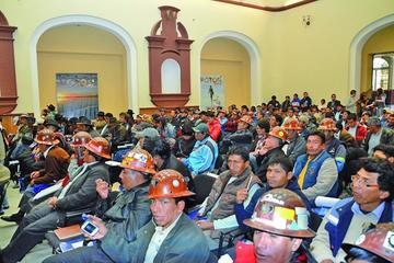 Representantes de las cuatro regiones llegaron a la reunión.