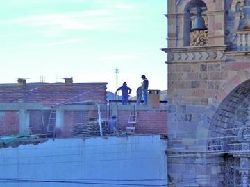 El edificio junto al templo.