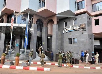 Personal militar de Mali rodea el hotel de lujo Radisson Blu en Bamako.