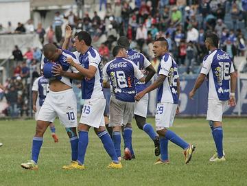 El jugador Anderson Gonzaga celebra su gol con sus compañeros.