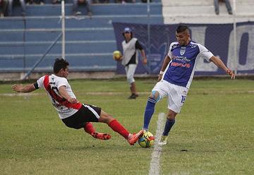 El capitán Darwin Peña, de Nacional, quita el balón a  Yasmani Duk de Sport Boys.
