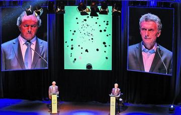 El candidato presidencial del Frente para la Victoria, Daniel Scioli (i), y el opositor Mauricio Macri, de la alianza C
