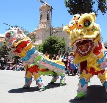 Dragones chinos bailan en el FIC