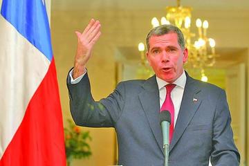 Bulnes renuncia e Insulza ya es el nuevo agente de Chile ante la CIJ