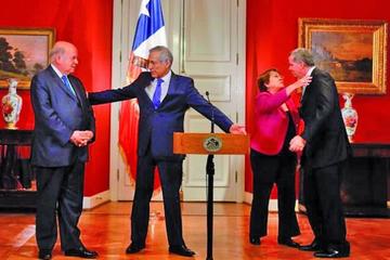 José Miguel Insulza, Herlado Muñoz y Felipe Bulnes es abrazado por la presidenta de Chile, Michel Bachelet.