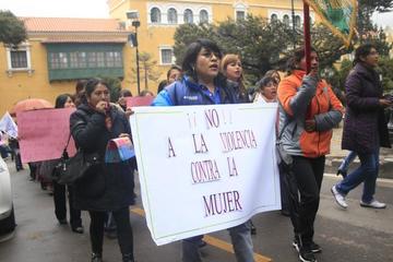 Desarrollan marcha contra la violencia a las mujeres