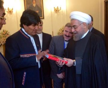 Evo Morales entrega su biografía la presidente de Irán, Hassan Rohani, luego de una reunión bilateral.