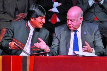 El presidente de Bolivia con el nuevo agente chileno ante la Corte Internacional de Justicia de La Haya.