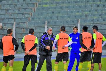 El estratega Oscar Sanz conversa con el once titular.