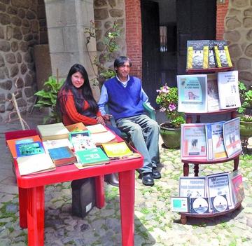Los escritores Nicole Torres y Daniel Medinaceli muestran sus libros.