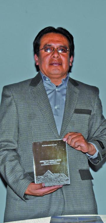 Antonio Flores enseña su obra.