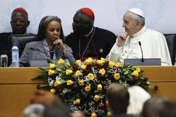 Francisco habla con la directora ejecutiva de las operaciones de la ONU en Nairobi, Sahle-Work Zewde.