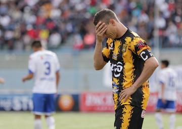 Pablo Escobar se lamenta por el resultado del partido.