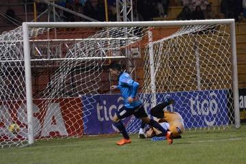 Juan Miguel Callejón festeja el cuarto gol de los académicos.