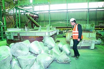 El ministro César Navarro observa los bullones de plomo que pasarán a la refinación y lingoteo.