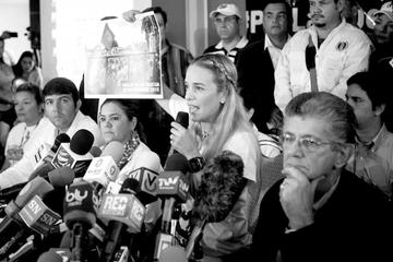 La esposa del opositor venezolano Leopoldo López denunció que se atentó contra su vida.