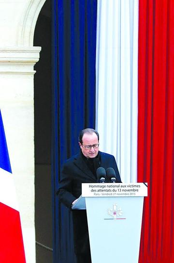 El presidente François Hollande pronuncia un discurso en el homenaje oficial a las víctimas de  atentados.