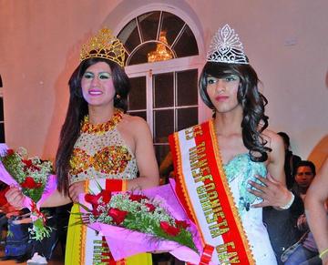 Señorita (i) y Miss Potosí  transformistas (d).