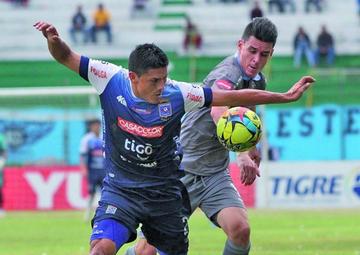 Miguel Ángel Hurtado y Juan Miguel Callejón pelean por la posesión del balón.