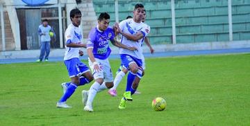 Los zagueros de San José detienen a Carlos Hidalgo (c).