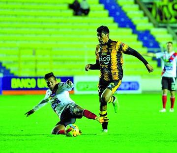 El centrocampista de Nacional Andrés Irahola intenta quitar el balón.
