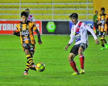 El futbolista de The Strongest, Diego Wayar toca la pelota.
