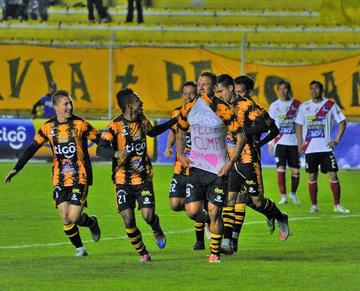 El jugador Carlos Neumann celebra con sus compañeros su gol.