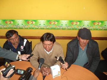 Las autoridades originarias en conferencia de prensa.