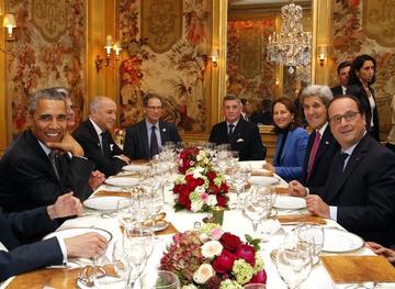 El presidente de Estados Unidos, Barack Obama (i), cena con el presidente francés, Francois Hollande (d), y otros funcio