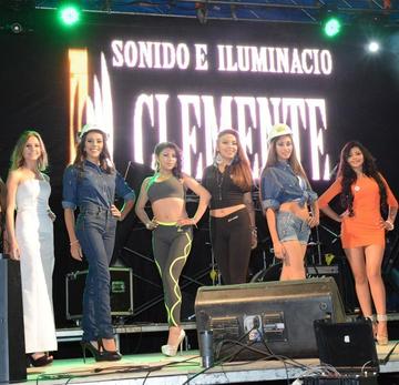 Un grupo de candidatas en la primera pasarela.