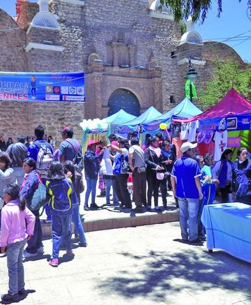 El público visitó y observó las ofertas.