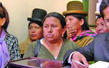 Achacollo dice que ve presión para que la citen a declarar