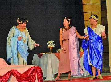 Santalla da para rato en el teatro