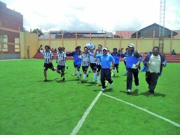 Los jugadores del cuadro valluno dan la vuelta olímpica.